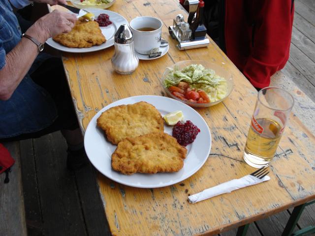 17 Unser Mittagessen am Hochanger Schutzhaus.JPG